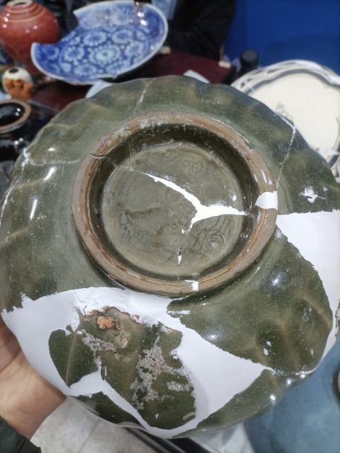 古玩陶瓷東溝青釉花口碗真品鑒賞圖