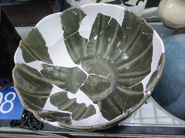 古玩陶瓷東溝青釉花口碗真品鑒賞圖