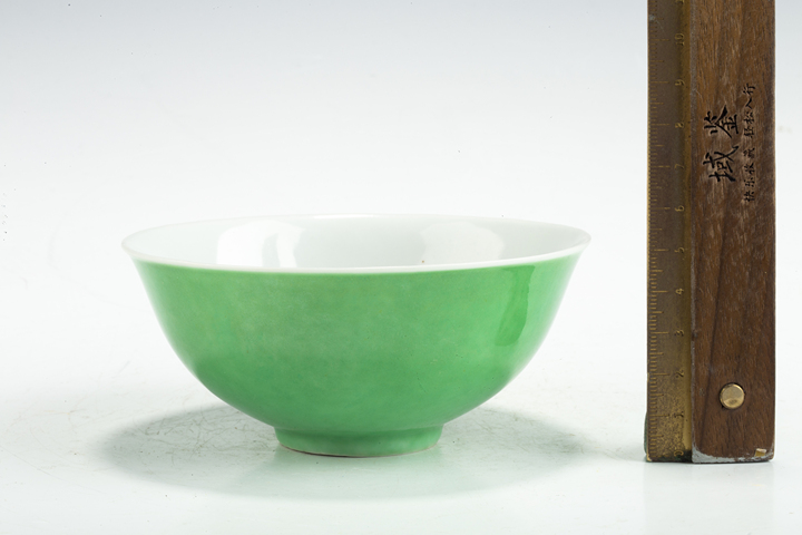 古玩陶瓷民國·吹綠釉碗真品鑒賞圖