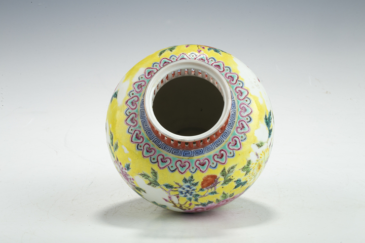 古玩陶瓷民國(guó)·粉彩花卉紋鏤空罐真品鑒賞圖