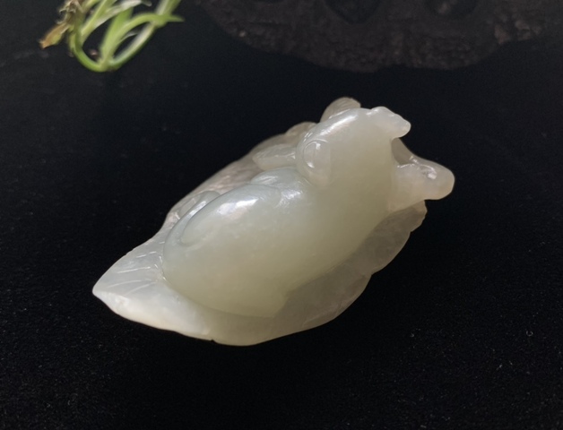 古玩玉器清和田玉雕“一葉呈獾”掛件拍賣，當前價格16000元