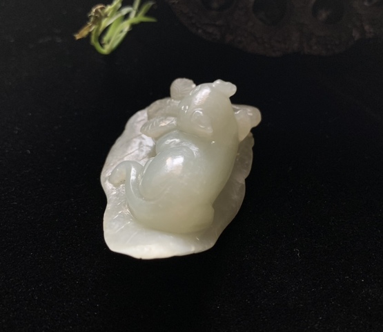 古玩玉器清和田玉雕“一葉呈獾”掛件拍賣，當前價格16000元