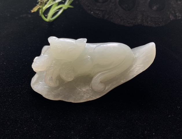 古玩玉器清和田玉雕“一葉呈獾”掛件拍賣，當前價格16000元