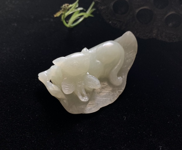 古玩玉器清和田玉雕“一葉呈獾”掛件拍賣，當前價格16000元