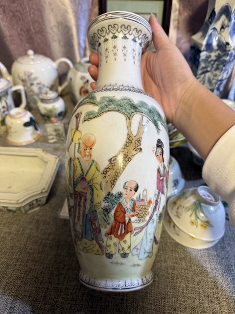 古玩陶瓷粉彩人物故事紋盤口瓶真品鑒賞圖