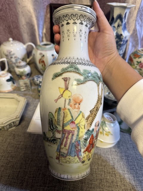 古玩陶瓷粉彩人物故事紋盤口瓶真品鑒賞圖