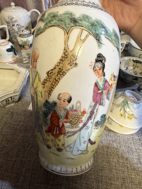 古玩陶瓷粉彩人物故事紋盤口瓶真品鑒賞圖