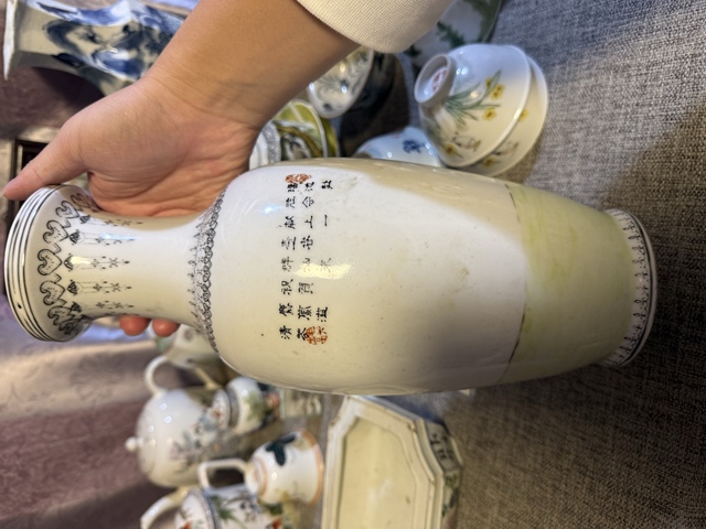 古玩陶瓷粉彩人物故事紋盤口瓶真品鑒賞圖