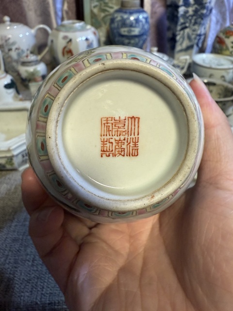 古玩陶瓷粉彩人物故事紋瓶真品鑒賞圖