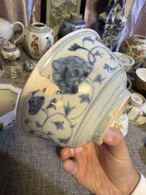 古玩陶瓷青花纏枝花卉紋碗真品鑒賞圖