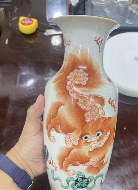 古玩陶瓷礬紅綠彩飄帶繡球獅子紋撇口瓶真品鑒賞圖