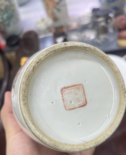 古玩陶瓷礬紅綠彩飄帶繡球獅子紋撇口瓶真品鑒賞圖