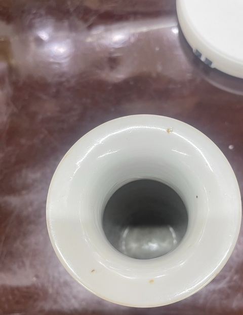 古玩陶瓷礬紅綠彩飄帶繡球獅子紋撇口瓶真品鑒賞圖