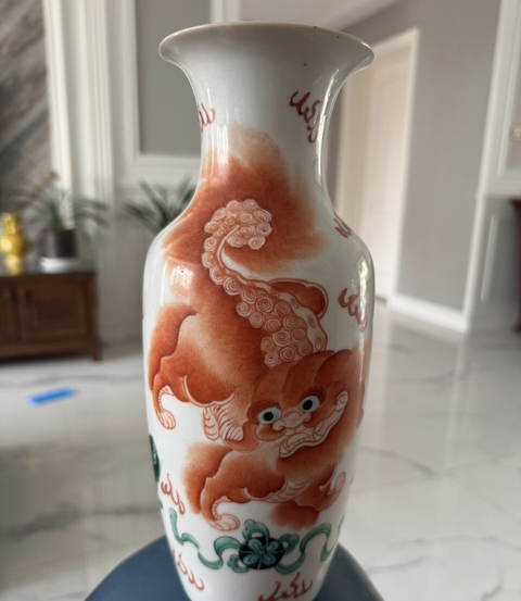 古玩陶瓷礬紅綠彩飄帶繡球獅子紋撇口瓶真品鑒賞圖