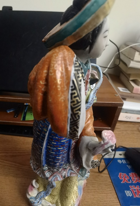 古玩陶瓷粉彩麻姑獻(xiàn)壽造像拍賣，當(dāng)前價格40元