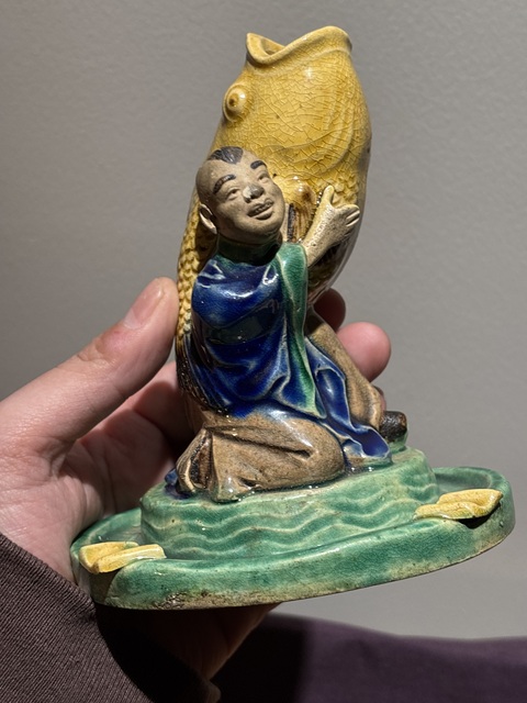 古玩陶瓷素三彩童子抱魚瓷塑真品鑒賞圖