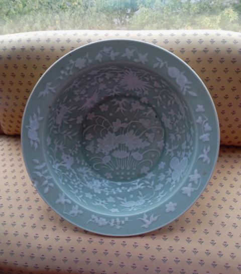 古玩陶瓷豆青釉堆白花卉紋折沿盆真品鑒賞圖
