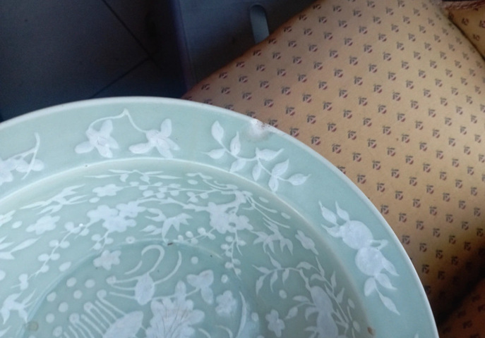 古玩陶瓷豆青釉堆白花卉紋折沿盆真品鑒賞圖