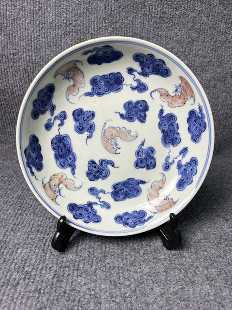 古玩陶瓷青花釉里紅云蝠紋盤真品鑒賞圖