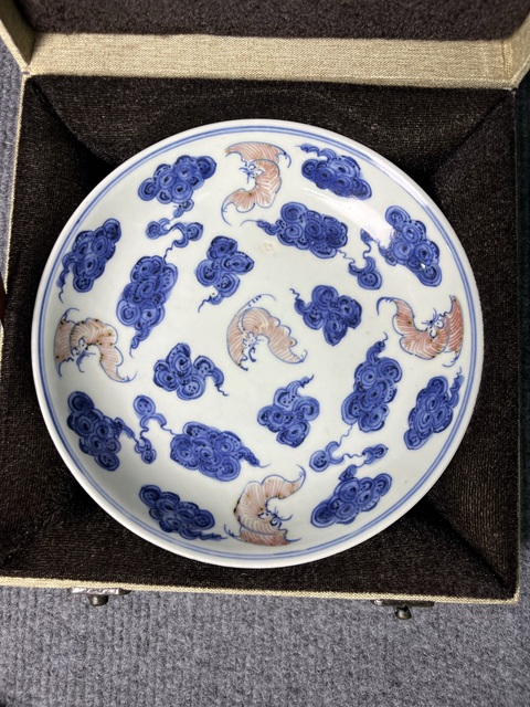 古玩陶瓷青花釉里紅云蝠紋盤真品鑒賞圖