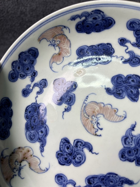 古玩陶瓷青花釉里紅云蝠紋盤真品鑒賞圖
