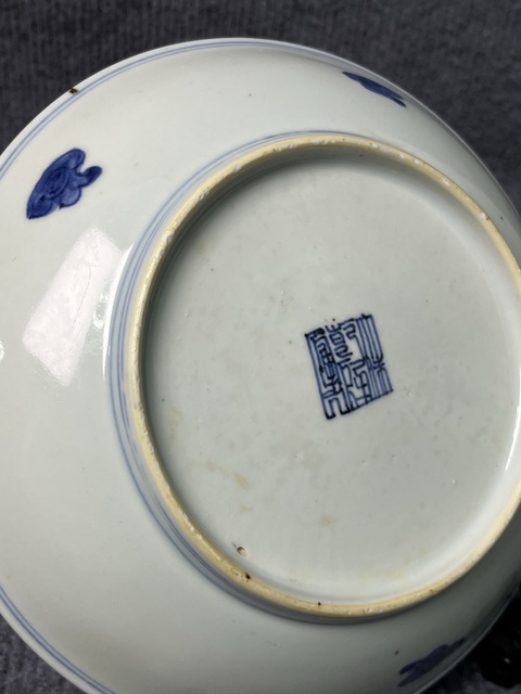 古玩陶瓷青花釉里紅云蝠紋盤真品鑒賞圖