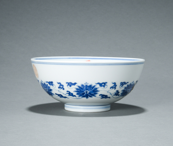 古玩陶瓷花卉紋青花碗真品鑒賞圖