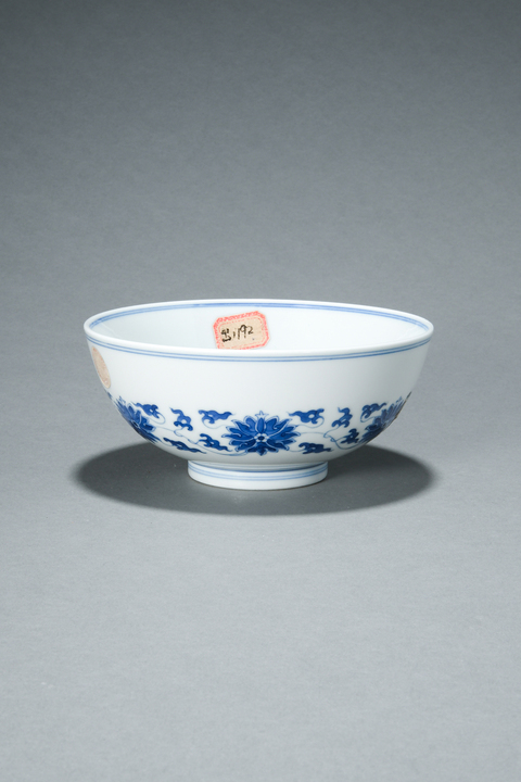 古玩陶瓷花卉紋青花碗真品鑒賞圖