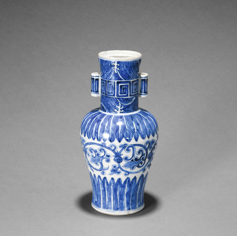 古玩陶瓷花卉紋青花貫耳瓶真品鑒賞圖