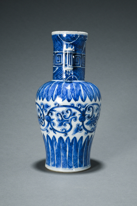 古玩陶瓷花卉紋青花貫耳瓶真品鑒賞圖