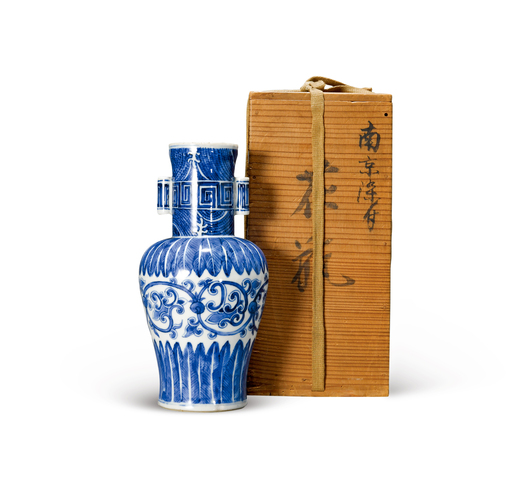 古玩陶瓷花卉紋青花貫耳瓶真品鑒賞圖