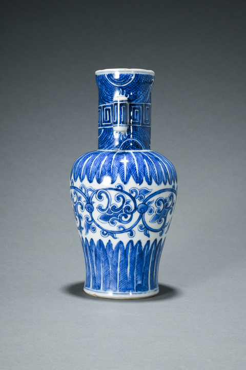 古玩陶瓷花卉紋青花貫耳瓶真品鑒賞圖