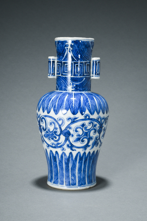 古玩陶瓷花卉紋青花貫耳瓶真品鑒賞圖