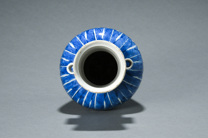 古玩陶瓷花卉紋青花貫耳瓶真品鑒賞圖