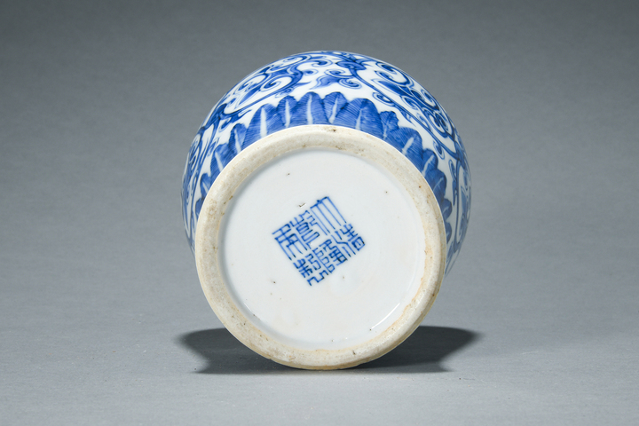 古玩陶瓷花卉紋青花貫耳瓶真品鑒賞圖