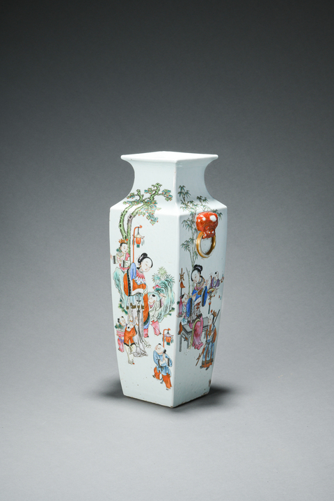 古玩陶瓷 雙鋪首三娘教子圖粉彩四方撇口瓶真品鑒賞圖