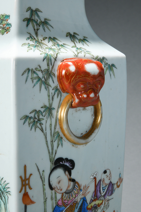 古玩陶瓷 雙鋪首三娘教子圖粉彩四方撇口瓶真品鑒賞圖