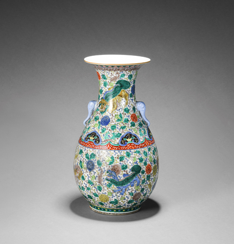 古玩陶瓷雙象鼻耳獅紋瓶真品鑒賞圖