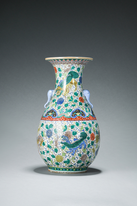 古玩陶瓷雙象鼻耳獅紋瓶真品鑒賞圖