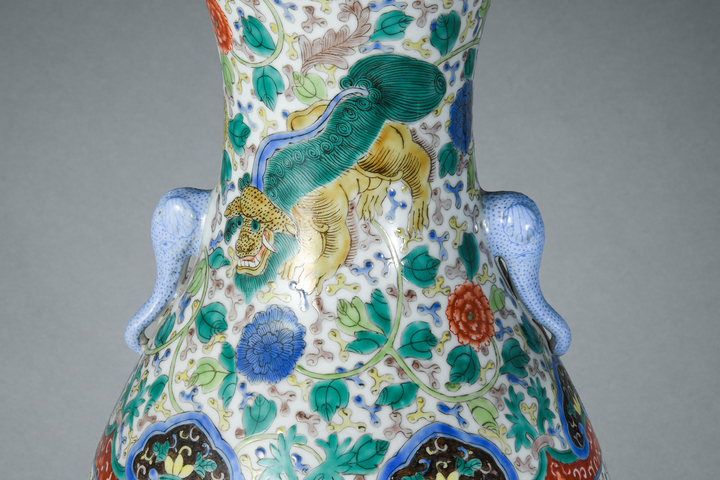 古玩陶瓷雙象鼻耳獅紋瓶真品鑒賞圖