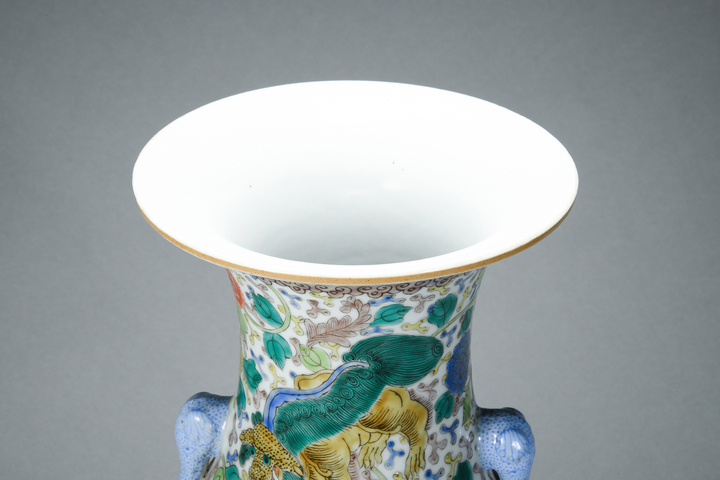 古玩陶瓷雙象鼻耳獅紋瓶真品鑒賞圖