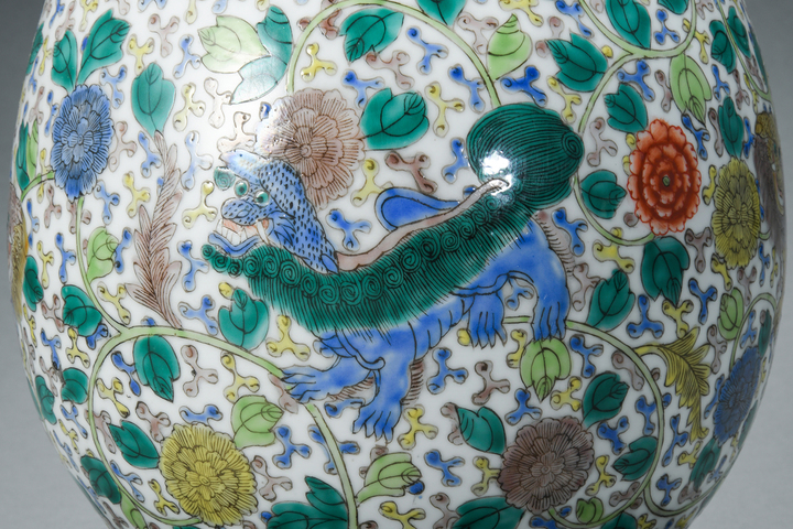 古玩陶瓷雙象鼻耳獅紋瓶真品鑒賞圖