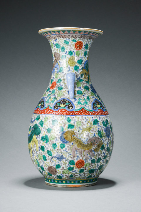 古玩陶瓷雙象鼻耳獅紋瓶真品鑒賞圖