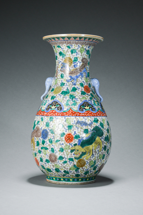 古玩陶瓷雙象鼻耳獅紋瓶真品鑒賞圖