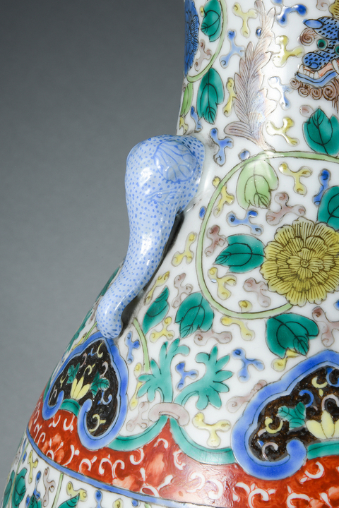 古玩陶瓷雙象鼻耳獅紋瓶真品鑒賞圖