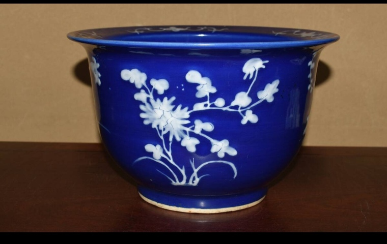 古玩陶瓷藍釉玻璃白花卉紋花盆真品鑒賞圖