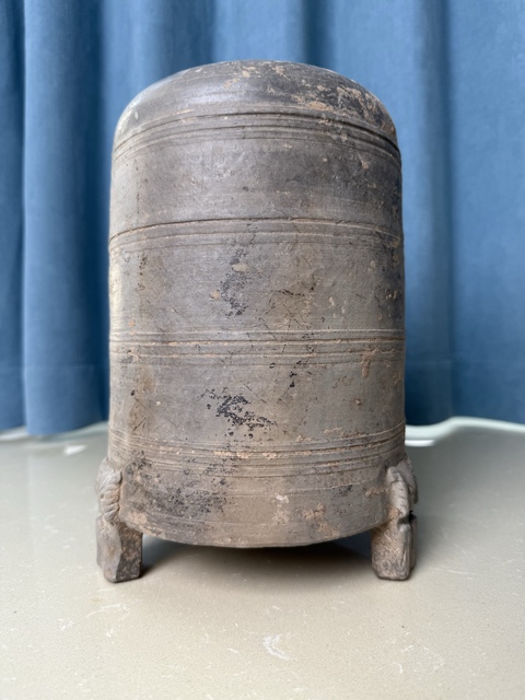 古玩陶瓷秦漢 灰陶三足弦紋谷倉罐（博物館藏級）拍賣，當前價格2300元