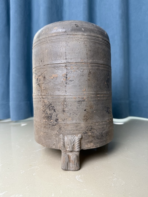 古玩陶瓷秦漢 灰陶三足弦紋谷倉罐（博物館藏級）拍賣，當前價格2300元
