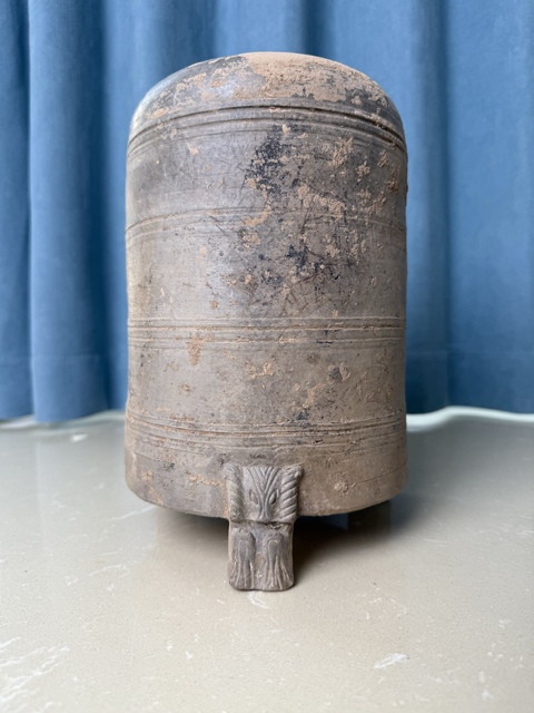 古玩陶瓷秦漢 灰陶三足弦紋谷倉罐（博物館藏級）拍賣，當前價格2300元