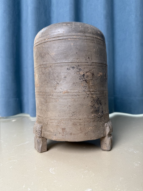 古玩陶瓷秦漢 灰陶三足弦紋谷倉罐（博物館藏級）拍賣，當前價格2300元